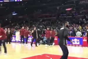 🤔和现在湖人阵容比如何？18年骑士队的赛前扣篮热身！